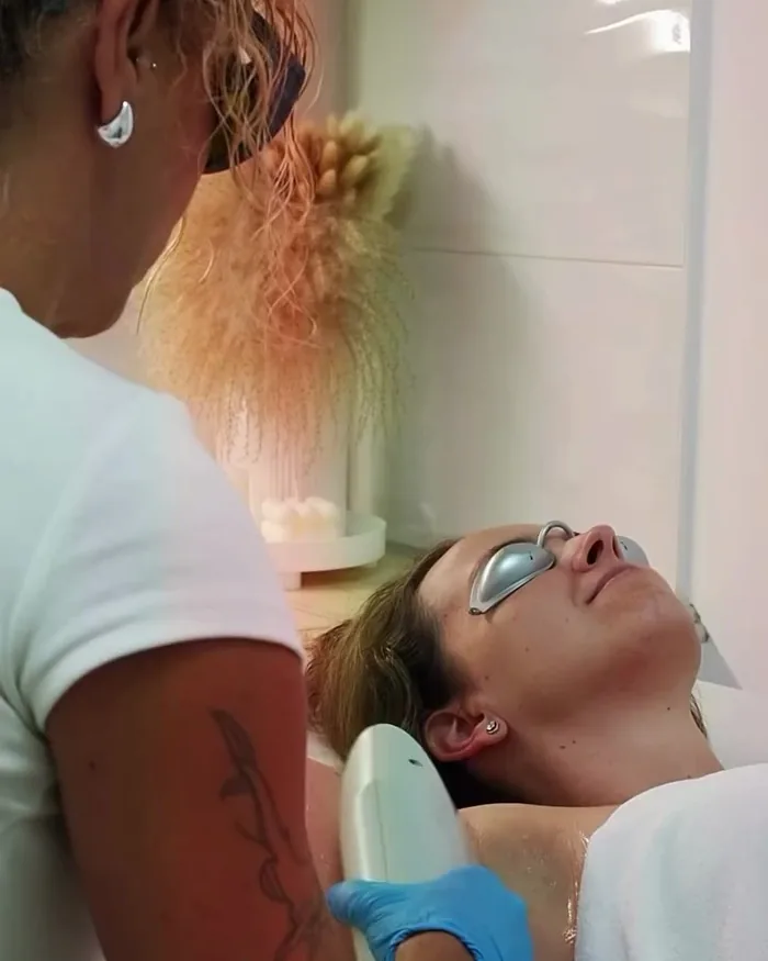 Depilación láser aplicada en el gabinete, con gafas de protección