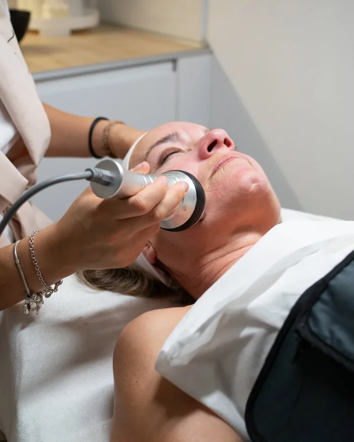 Tratamiento facial con radiofrecuencia aplicado a una clienta