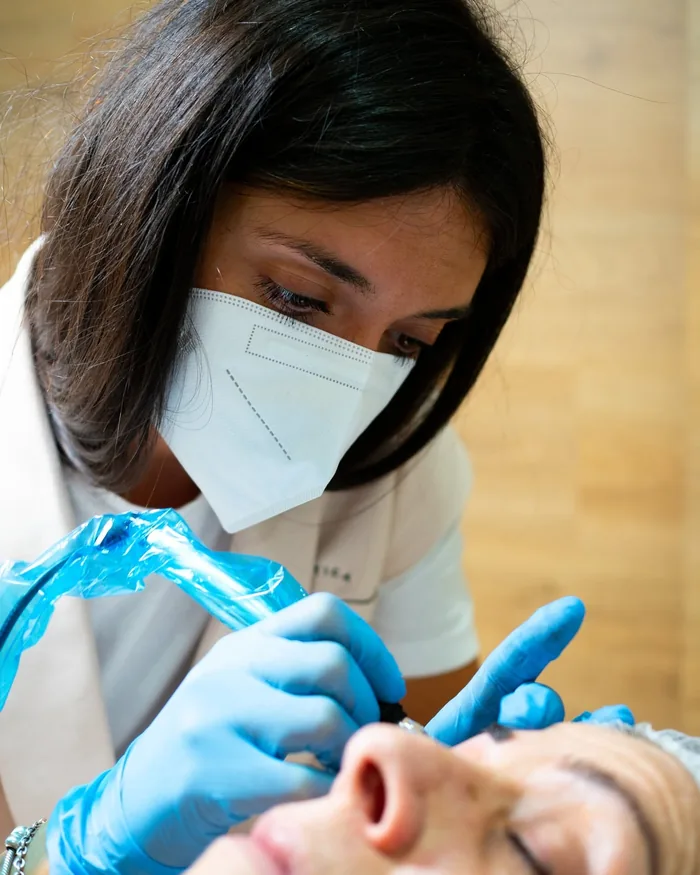 Sesión de micropigmentación de cejas realizada por Laura