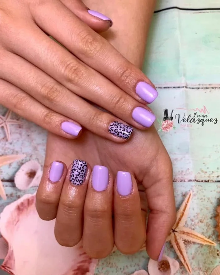 Manicura semipermanente con estampado de leopardo