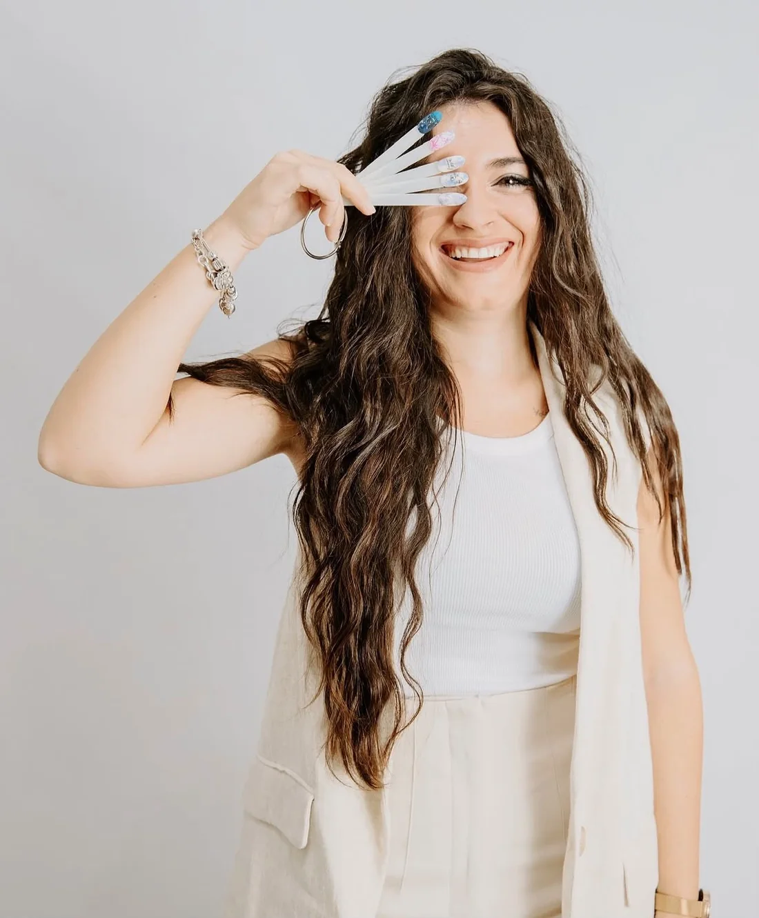 Laura Velázquez, retrato con las manos frente al rostro